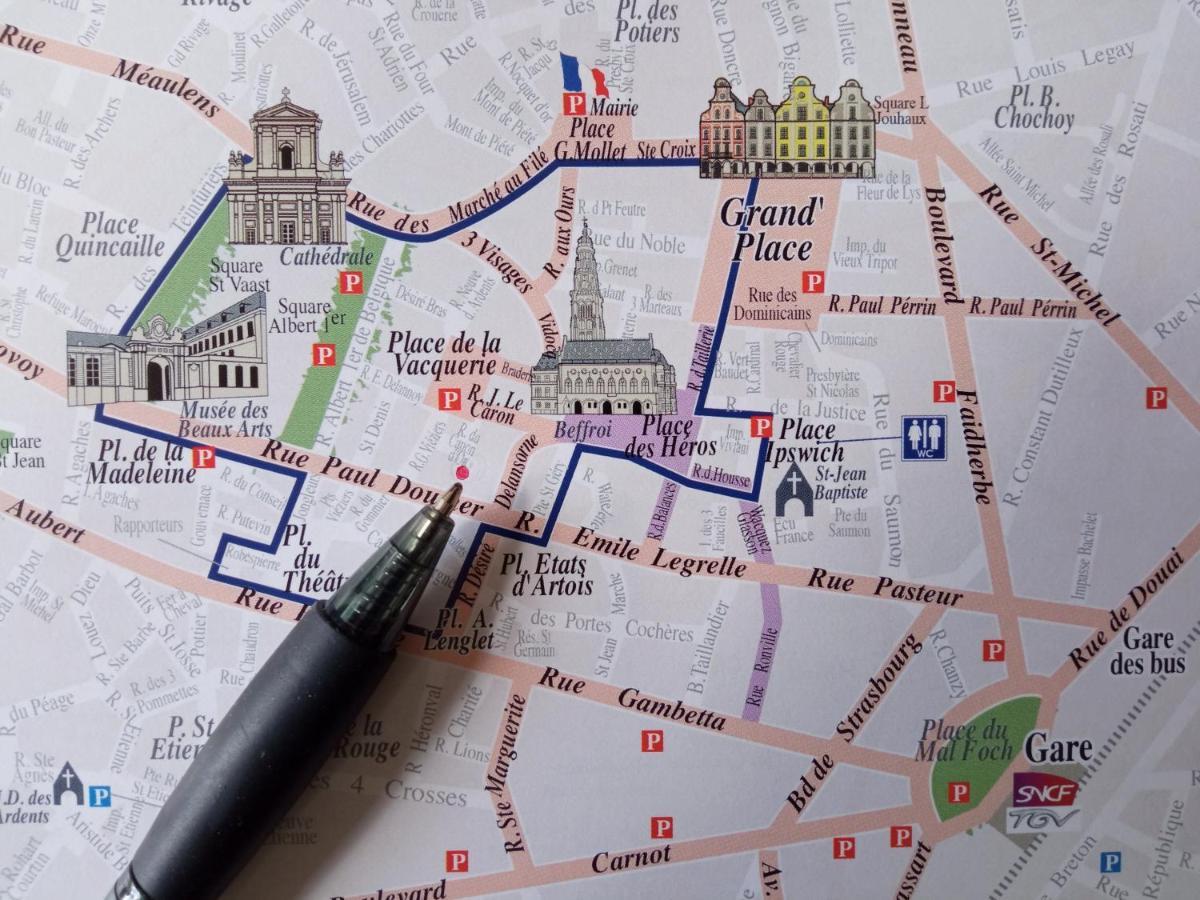 Au Pied Du Beffroi Apartment Arras Bagian luar foto
