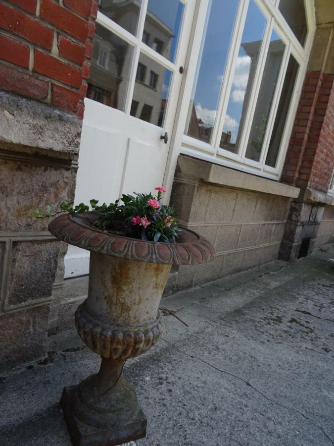 Au Pied Du Beffroi Apartment Arras Bagian luar foto
